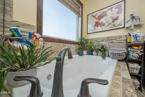 Bath - 929 Pheasant Run Ave, Dickinson, ND 58601 photo 8 of 13