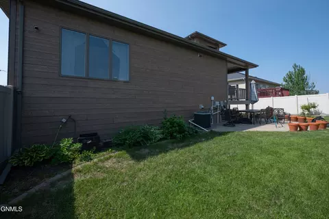 Exterior - 929 Pheasant Run Ave, Dickinson, ND 58601 photo 13 of 20