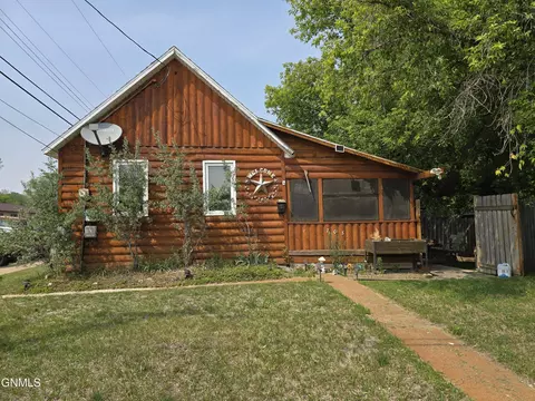 703 1st St E St E, Dickinson, ND 58601