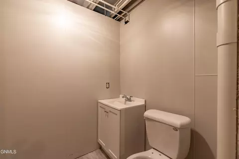 Bath - 748 8th Ave E, Dickinson, ND 58601 photo 2 of 2
