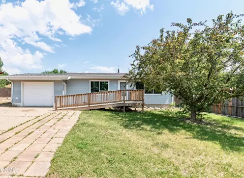 748 8th Ave E, Dickinson, ND 58601