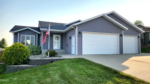 5536 Niagara Dr, Bismarck, ND 58503