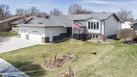 1501 4th Ave NE, Mandan, ND 58554 photo 2