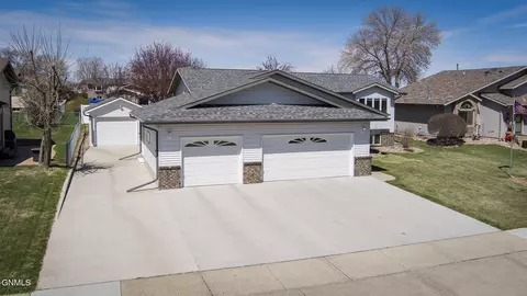1501 4th Ave NE, Mandan, ND 58554 photo 4