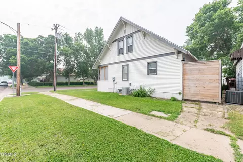 501 3rd Ave SE, Mandan, ND 58554 photo 2