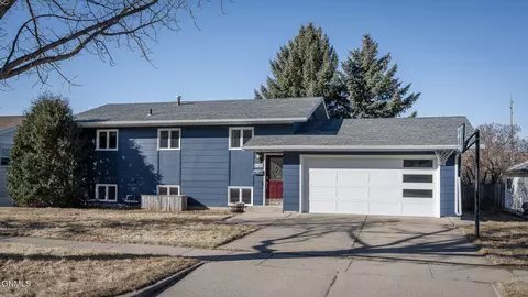 606 27th St N, Bismarck, ND 58501