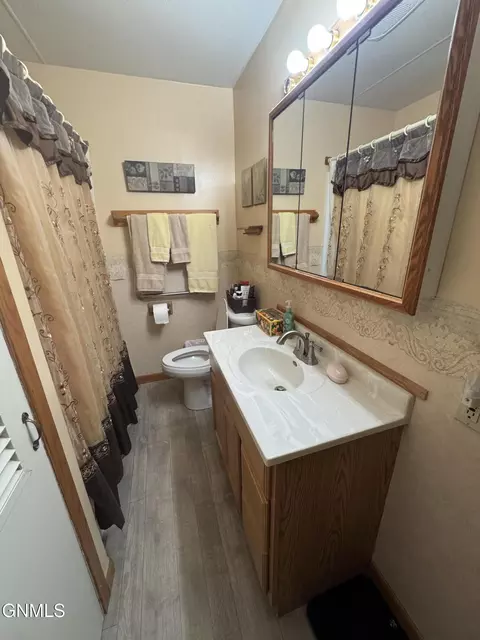 Bath - 1526 5th Ave Sw Ave SW, Jamestown, ND 58401 photo 2 of 3