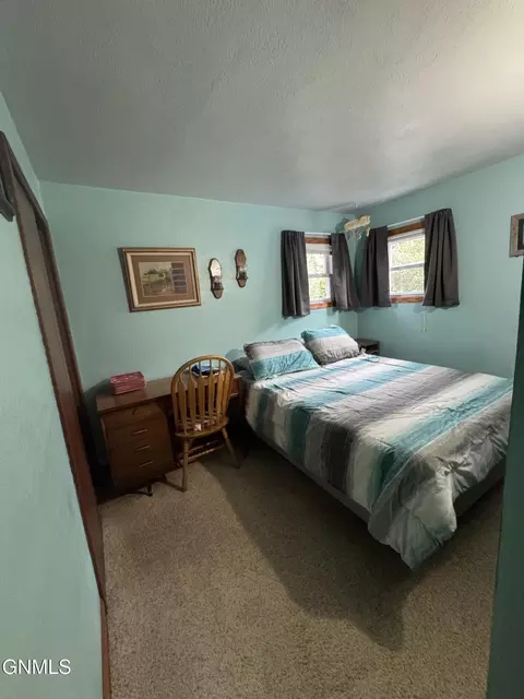 Bedroom - 1526 5th Ave Sw Ave SW, Jamestown, ND 58401 photo 3 of 5