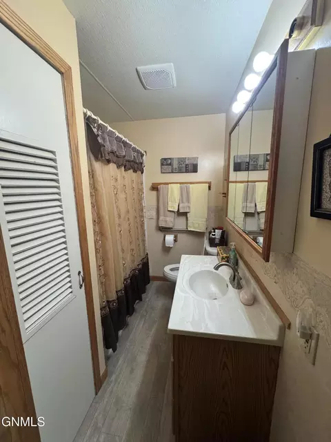 Bath - 1526 5th Ave Sw Ave SW, Jamestown, ND 58401 photo 1 of 3