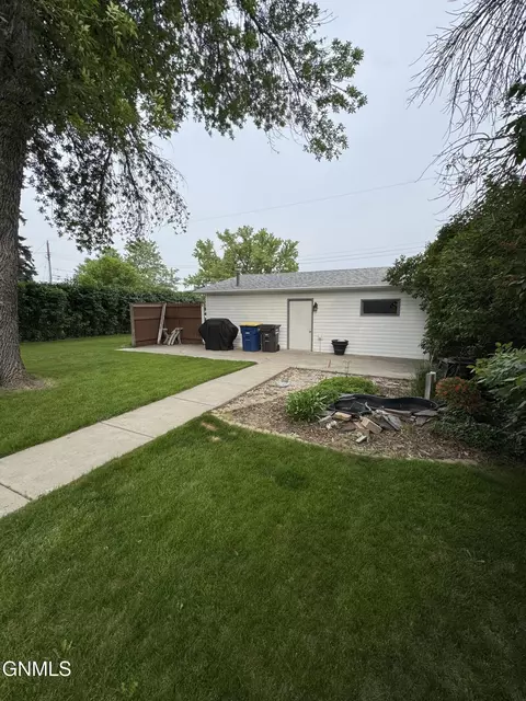 Exterior - 1526 5th Ave Sw Ave SW, Jamestown, ND 58401 photo 2 of 2