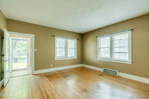718 1st St, Bismarck, ND 58501 photo 7