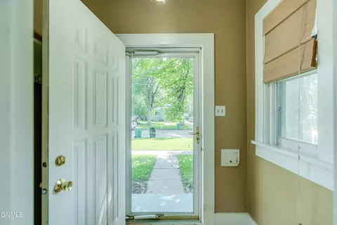 718 1st St, Bismarck, ND 58501 photo 4