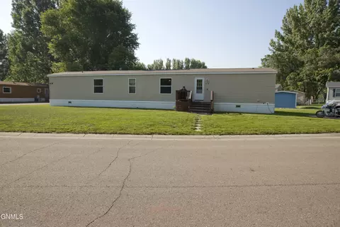418 Yorkshire Ln, Bismarck, ND 58504