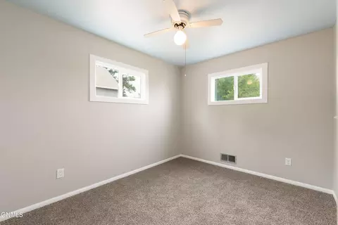 Bedroom - 202 10th Ave NE, Mandan, ND 58554 photo 2 of 3