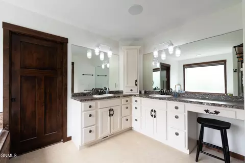 Bath - 4403 Daniel St, Bismarck, ND 58504 photo 2 of 5