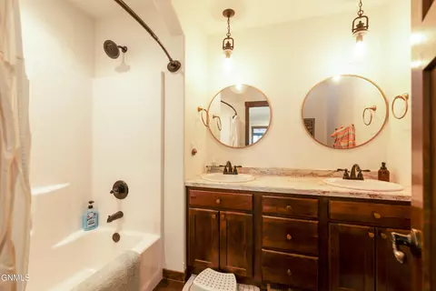Bath - 4403 Daniel St, Bismarck, ND 58504 photo 4 of 5
