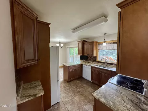 122 Kavaney Dr, Bismarck, ND 58501 photo 6