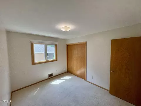 122 Kavaney Dr, Bismarck, ND 58501 photo 14