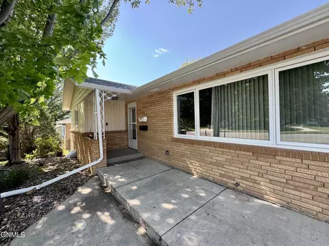 122 Kavaney Dr, Bismarck, ND 58501