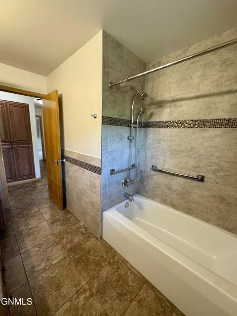 122 Kavaney Dr, Bismarck, ND 58501 photo 12