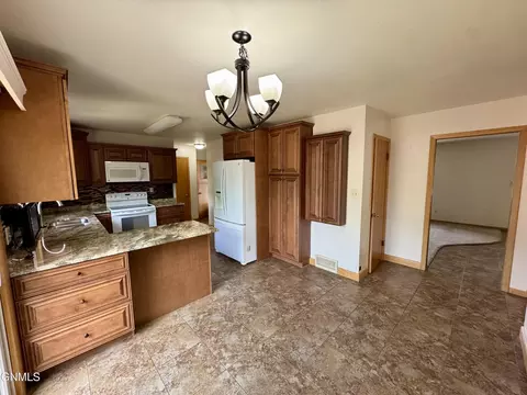 122 Kavaney Dr, Bismarck, ND 58501 photo 4