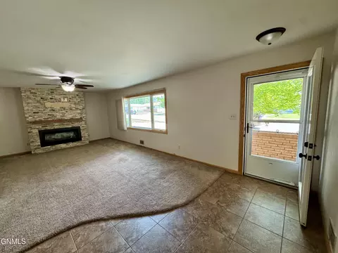 122 Kavaney Dr, Bismarck, ND 58501 photo 17