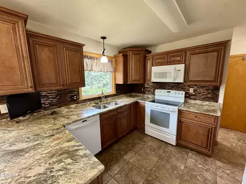 122 Kavaney Dr, Bismarck, ND 58501 photo 3