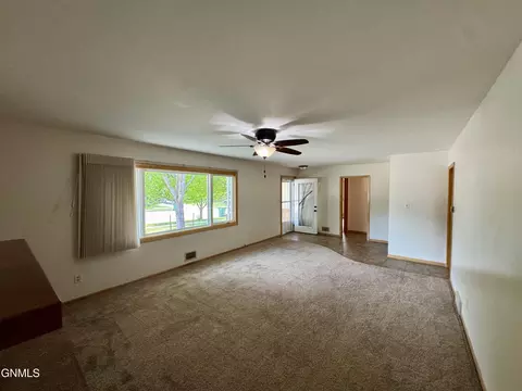 122 Kavaney Dr, Bismarck, ND 58501 photo 9