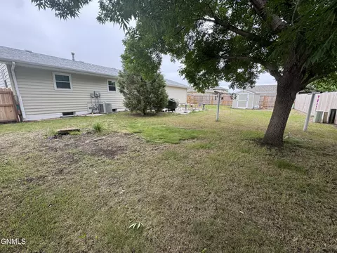 680 3rd Ave SW, Dickinson, ND 58601 photo 2