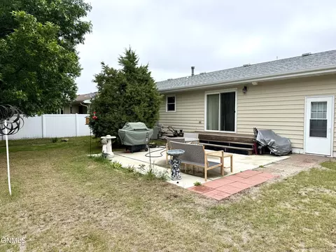680 3rd Ave SW, Dickinson, ND 58601 photo 11