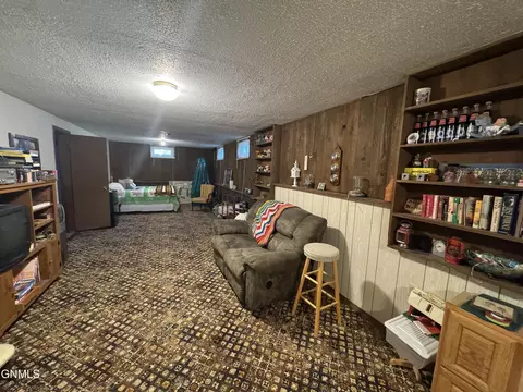 680 3rd Ave SW, Dickinson, ND 58601 photo 23