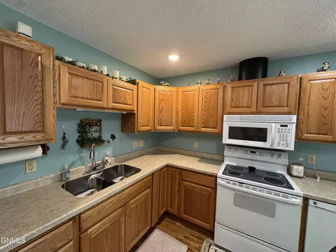 680 3rd Ave SW, Dickinson, ND 58601 photo 4