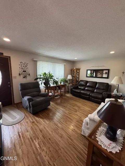 680 3rd Ave SW, Dickinson, ND 58601 photo 5