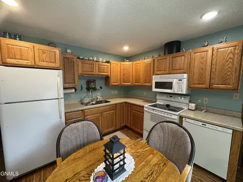 680 3rd Ave SW, Dickinson, ND 58601 photo 17