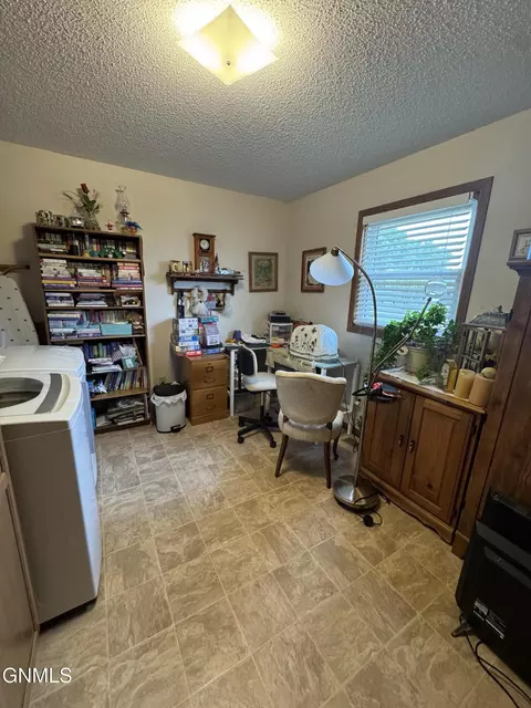 680 3rd Ave SW, Dickinson, ND 58601 photo 15