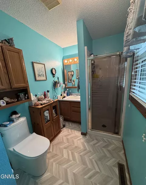 680 3rd Ave SW, Dickinson, ND 58601 photo 9