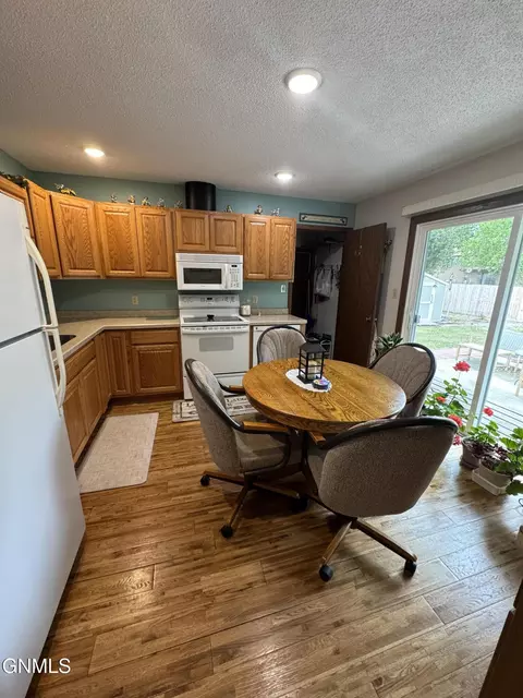 680 3rd Ave SW, Dickinson, ND 58601 photo 3