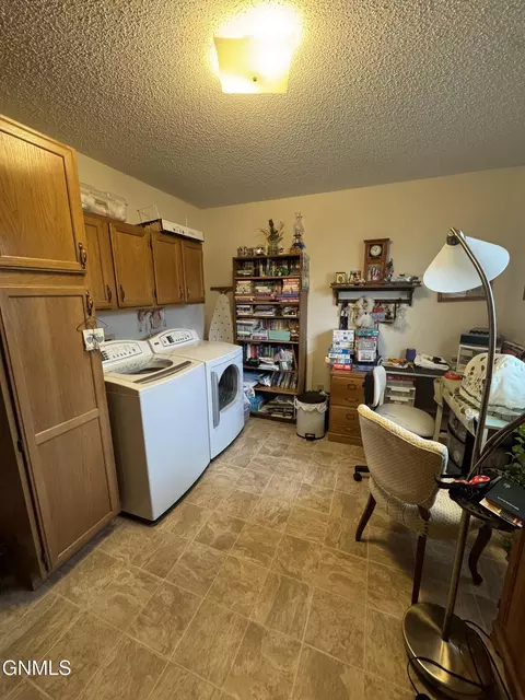 680 3rd Ave SW, Dickinson, ND 58601 photo 7