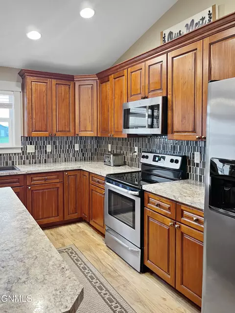 Kitchen - 13662 Cherry St NW, Williston, ND 58801 photo 3 of 7