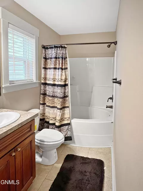 Bath - 13662 Cherry St NW, Williston, ND 58801 photo 3 of 7