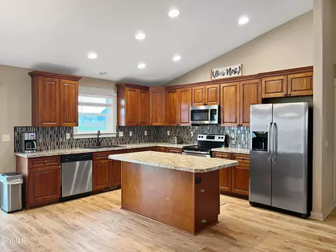 Kitchen - 13662 Cherry St NW, Williston, ND 58801 photo 2 of 7