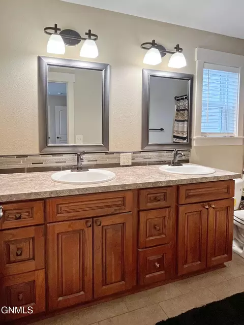 Bath - 13662 Cherry St NW, Williston, ND 58801 photo 1 of 7
