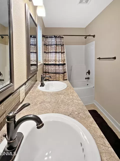 Bath - 13662 Cherry St NW, Williston, ND 58801 photo 2 of 7