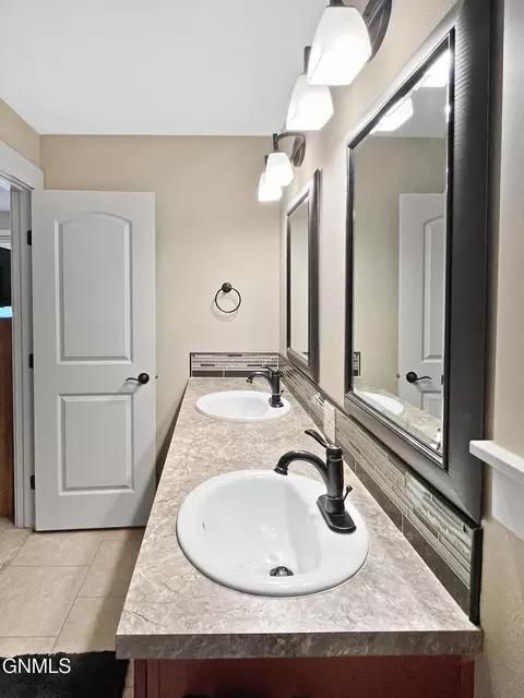 Bath - 13662 Cherry St NW, Williston, ND 58801 photo 4 of 7
