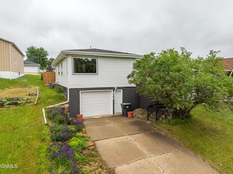 806 1st Ave NW, Mandan, ND 58554