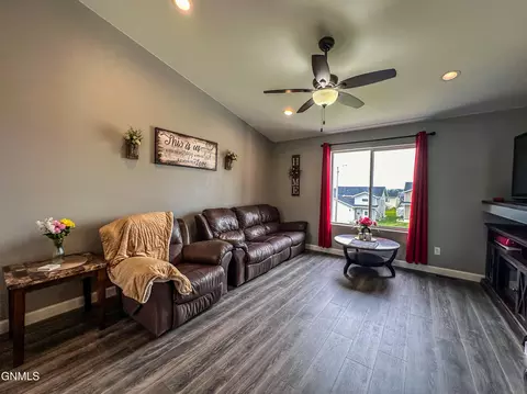 307 Mario Ct SE, Mandan, ND 58554