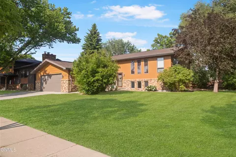 1555 Wichita Dr, Bismarck, ND 58504