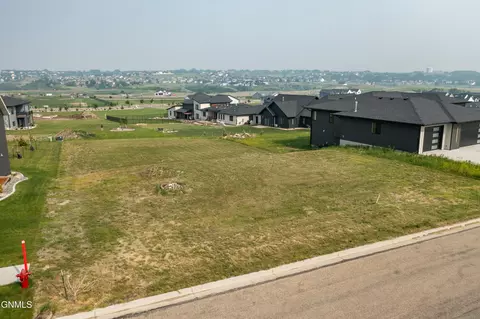 4315 Elk Ridge Dr, Bismarck, ND 58503