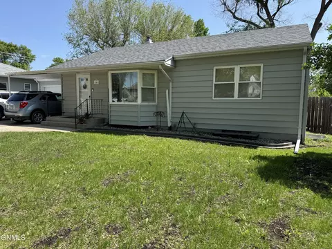 516 3rd St NE, Watford City, ND 58854