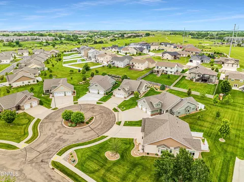 2818 Edgewood Cir, Bismarck, ND 58503